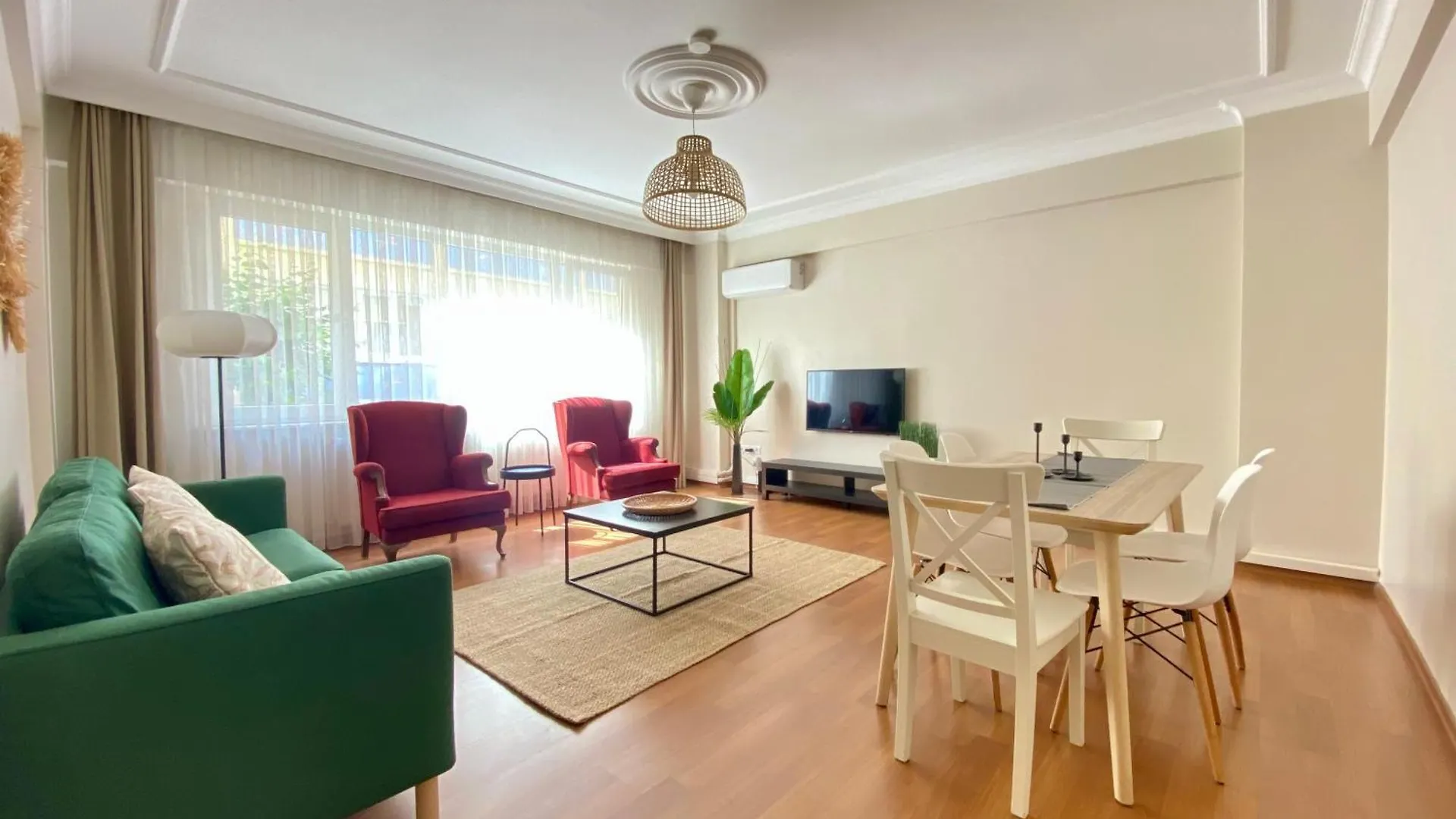 Spacious & City Center 3 Bedroom Flat - No2 location